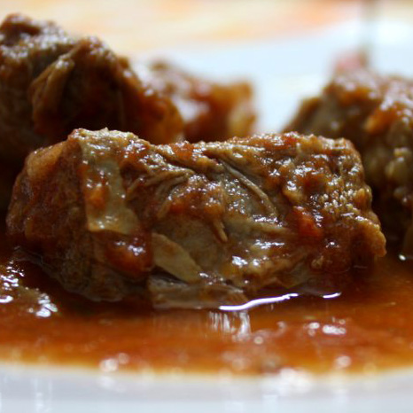 Pezzetti di Cavallo (ein Fleischeintopf aus Pferdefleisch mit pikanter Sauce)