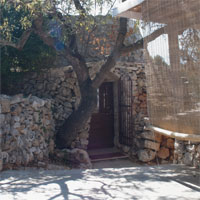 Kitchen and entrance of the Trullo